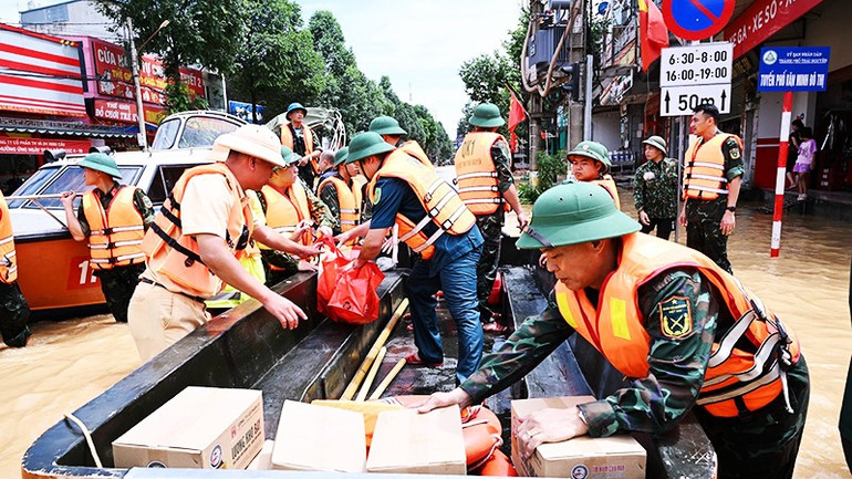 Các lực lượng Quân đội và Công an chở nhu yếu phẩm tiếp tế cho bà con nhân dân phường Phan Đình Phùng. Ảnh: TRẦN HẢI 32.jpg