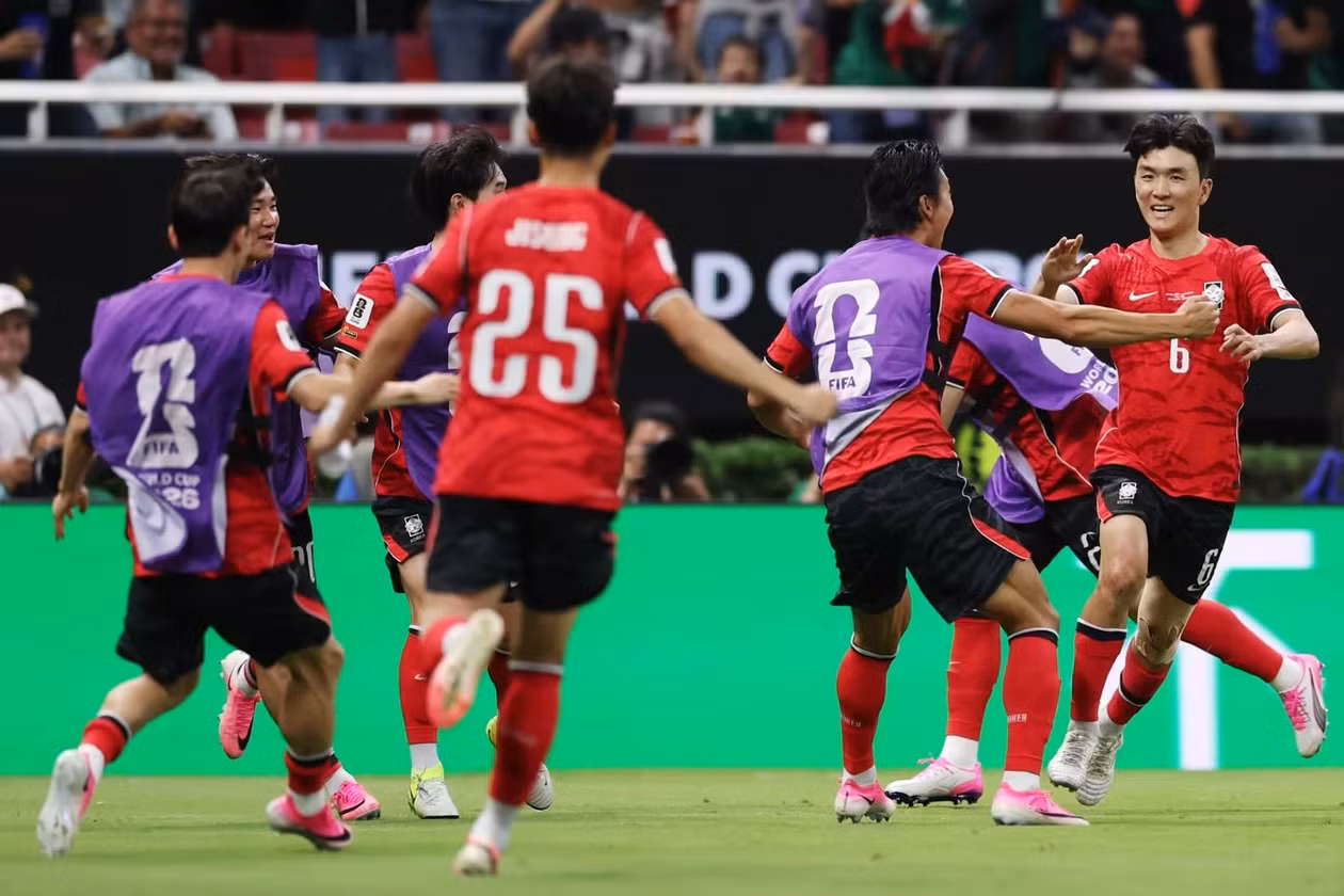 Đội tuyển Hàn Quốc (áo đỏ) giành 3 điểm đầu tiên tại bảng A. (Ảnh: FIFA)