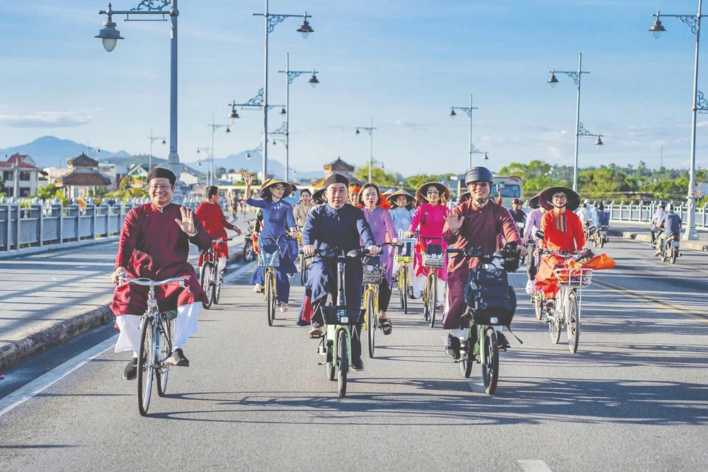 Thành phố Huế thường có những ngày dành cho áo dài.