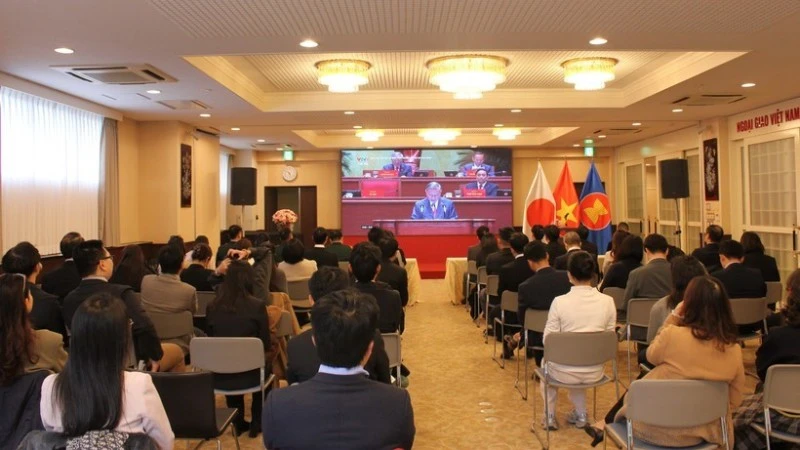 Kiều bào tại Thủ đô Tokyo (Nhật Bản) chăm chú theo dõi lễ khai mạc Đại hội XIV của Đảng. (Ảnh: Phạm Tuân/TTXVN)