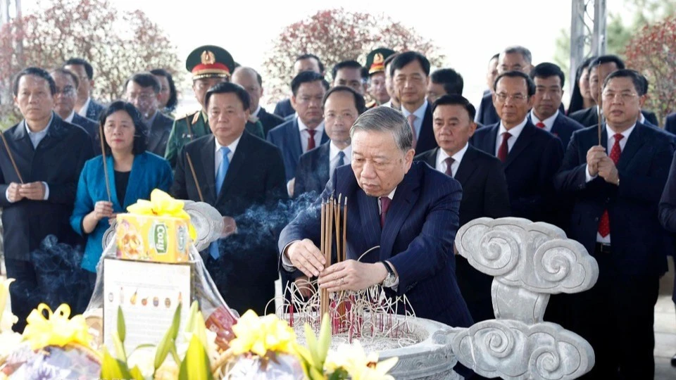 Tổng Bí thư Tô Lâm và đoàn công tác Trung ương dâng hoa, dâng hương tưởng niệm Tổng Bí thư Trần Phú tại Hà Tĩnh. (Ảnh: Thống Nhất/TTXVN)
