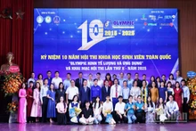 Đại diện Ban tổ chức và các bộ, ban, ngành, đoàn thể cùng sinh viên tiêu biểu Học viện Tài chính tại buổi lễ. 