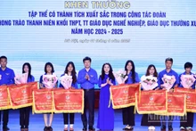Phó Chủ tịch Hội đồng Đội Trung ương Lê Hải Long, Bí thư Thành đoàn Hà Nội Chu Hồng Minh trao Cờ thi đua tặng các đơn vị Thủ đô xuất sắc trong công tác Đoàn, phong trào thanh niên khối trung học phổ thông, trung tâm giáo dục nghề nghiệp, giáo dục thường xuyên năm học 2024-2025.