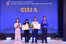 Các đồng chí Bùi Quang Huy, Ủy viên dự khuyết Trung ương Đảng, Bí thư thứ nhất Trung ương Đoàn; Nguyễn Phạm Duy Trang, Bí thư Trung ương Đoàn, Chủ tịch Hội đồng Đội Trung ương trao giải A tặng nhóm tác giả Báo Nhân Dân. 