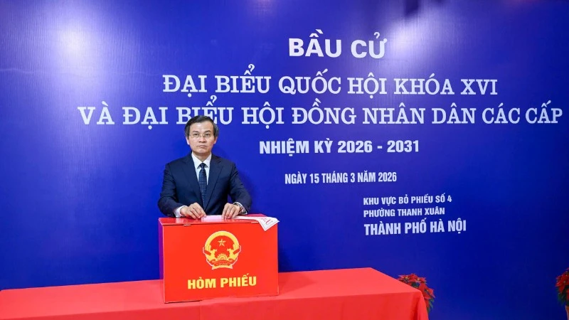 Phó Thủ tướng Hồ Đức Phớc và cử tri bỏ phiếu tại Khu vực số 4, phường Thanh Xuân