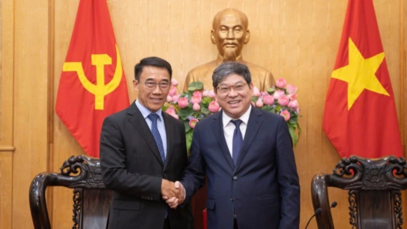 Đồng chí Bounleua Phandanouvong, quyền Trưởng ban Đối ngoại Trung ương Đảng Nhân dân Cách mạng Lào và đồng chí Nguyễn Duy Bắc, Phó Giám đốc Thường trực Học viện Chính trị quốc gia Hồ Chí Minh. 