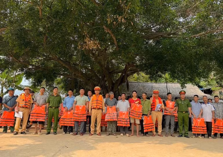 Đội Cảnh sát giao thông đường thủy số 3, Phòng PC08 Công an tỉnh Phú Thọ đã phối hợp Công an các xã tổ chức tuyên truyền Luật Giao thông đường thủy và trao tặng áo phao và phao cứu sinh cho chủ phương tiện, người dân thường xuyên di chuyển trên địa bàn lòng hồ Hòa Bình. z7675513196756-7da1b525d012c47f36db1782aeb1bfc1.jpg