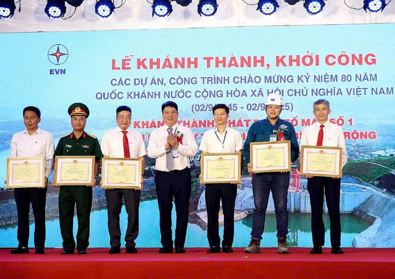 Tập đoàn Điện lực Việt Nam tặng bằng khen cho các tập thể có thành tích xuất sắc trong quá trình thực hiện dự án. z6921974653696-e63ae9230822e572d51e70bc63f0ba5e.jpg