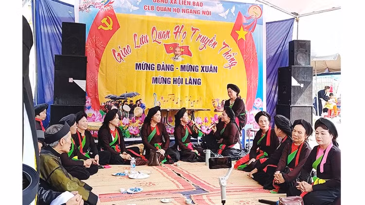 Tái hiện hình thức hát canh quan họ tại hội làng Ngang Nội.