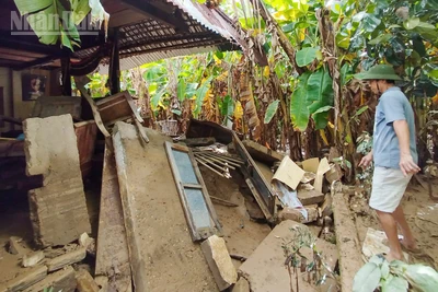 Mưa lũ đã làm nhiều ngôi nhà bị sập.