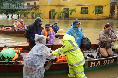 Lực lượng chức năng phường Hội An trực hỗ trợ người dân, du khách vùng ngập sâu di tản về nơi an toàn.