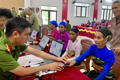 Công an Thanh Hóa thu nhận mẫu ADN từ thân nhân liệt sĩ.