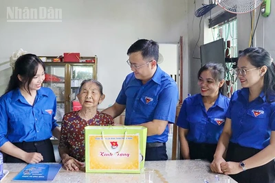 Bí thư Thành đoàn Đà Nẵng Lê Công Hùng tặng quà tri ân Mẹ Việt Nam Anh hùng.