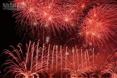 Màn trình diễn của đội pháo Trung Quốc như tạo ra chốn "bồng lai tiên cảnh".