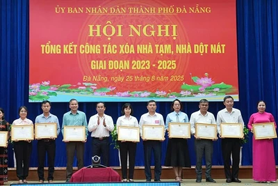 Khen thưởng các tập thể, cá nhân có thành tích xuất sắc trong thực hiện chương trình xóa nhà tạm, nhà dột nát. (Ảnh: THÚY HẰNG)
