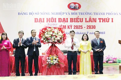 Đảng ủy Ủy ban nhân dân thành phố tặng hoa chúc mừng Đại hội.