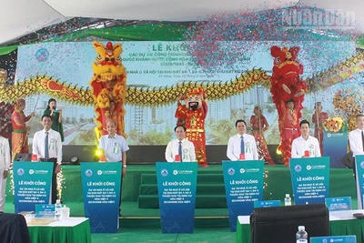 Đại biểu thực hiện nghi thức khởi công.