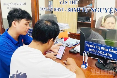 Thanh niên Sơn Trà ra quân đội hình Bình dân học vụ số trên địa bàn quận .