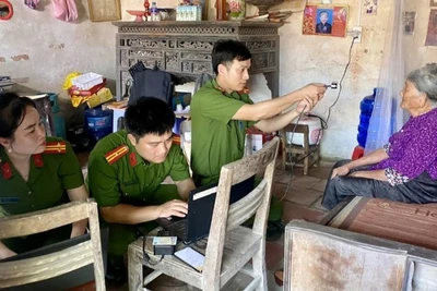 Thu nhận mẫu ADN cho mẹ liệt sĩ ở thôn Thuần Nhất, xã Phú Lộc, huyện Hậu Lộc.