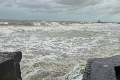 Biển Thanh Hóa trước bão số 10.