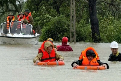 Công an Thanh Hóa triển khai cứu hộ tại vùng ngập lụt.