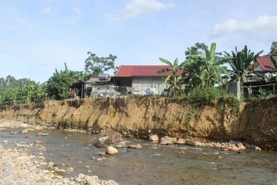 Sạt lở đe dọa đời sống của nhiều hộ dân thôn Thống Nhất.