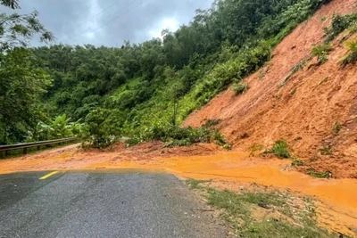 Sạt lở tại Quốc lộ 15 đoạn qua xã Pù Nhi.