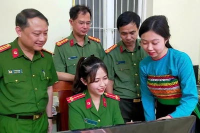 Kiểm tra quá trình thực hiện cấp đổi thẻ tại Công an xã Hồi Xuân.