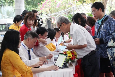 Tổ bầu cử phường Hải Châu cập nhật thông tin bầu cử vào bản đồ số.