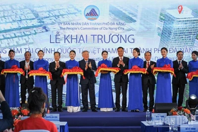 Các đại biểu thực hiện nghi thức cắt băng khánh thành Trung tâm tài chính quốc tế Việt Nam tại thành phố Đà Nẵng.