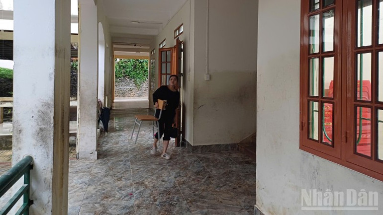 Phụ huynh Trường trung học cơ sở Hợp Giang, ở phường Thục Phán di chuyển bàn, ghế đồ dùng học tập lên chỗ cao. ndo_br_gen-h-z7090004137518-46502f8343c116918de4d35890aa8e1a-1948.jpg