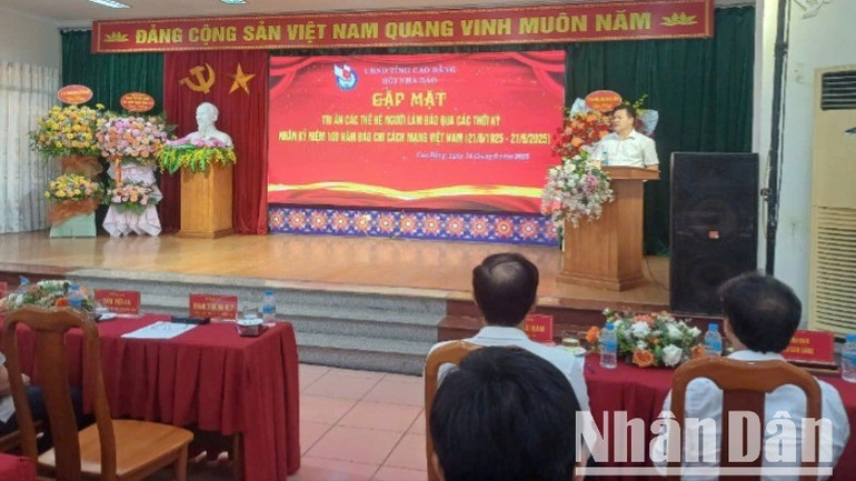 Đồng chí Trịnh Trường Huy, Phó Chủ tịch Ủy ban nhân dân tỉnh Cao Bằng phát biểu ý kiến tại buổi gặp mặt. z6704606850972-148c3020e24ef2869dff916b6766f7ff-3652.jpg
