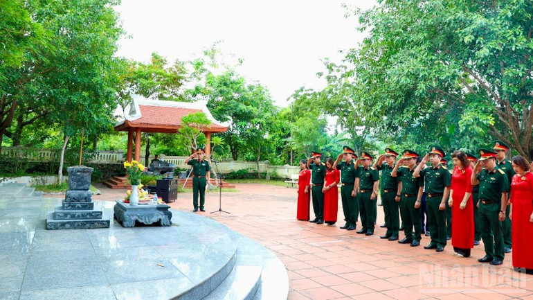 Đoàn công tác Tổng cục Hậu cần-Kỹ thuật dâng hương tại Khu di tích lịch sử quốc gia “Địa điểm lưu niệm Chủ tịch Hồ Chí Minh với ngành Xe-Máy quân đội” ở xã Bạch Đằng. ndo_br_z6935576275273-bb2b34d215800a0acbd80a28aa65e53e-6990.jpg