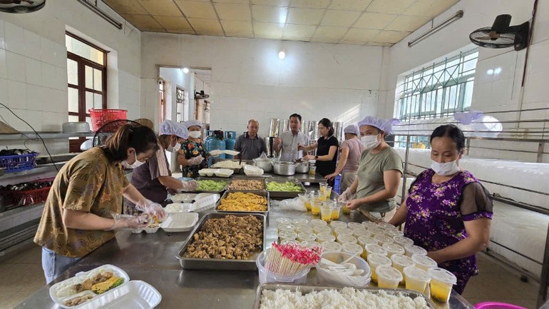Người dân nấu cơm, tiếp tế cho các gia đình bị ngập lụt. (Ảnh: Bạn đọc) gen-n-z7072113252543-1140f275cebfc8ae662e4a419ec242d6-5425.jpg