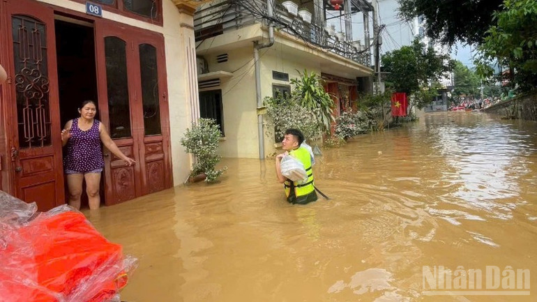 Nhiều nhà dân bị ngập sâu trong nước, di chuyển khó khăn. ndo_br_gen-n-z7072113150102-11e279773adfeff4d63a0c4fb3cb5e21-6815.jpg