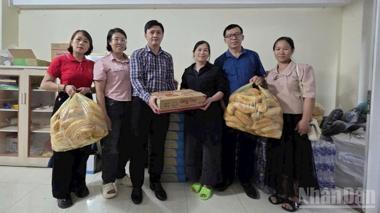 Hội Văn học nghệ thuật, Hội Nhà báo, Hội Đông y tỉnh Cao Bằng ủng hộ nhu yếu phẩm cho người dân bị ngập lụt. ndo_br_gen-h-z7072237765666-8e6236c2539e1f045635fb9605a3a034-1045.jpg
