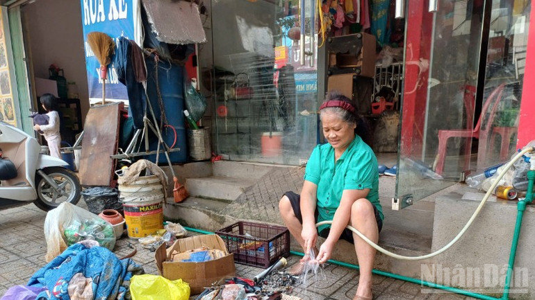 Nhiều tài sản, đồ dùng của người dân bị nhấn chìm trong nước, bùn. ndo_br_gen-h-z7072113249348-0ec9a1aeaf5880f87969ea355bbb913e-2538.jpg