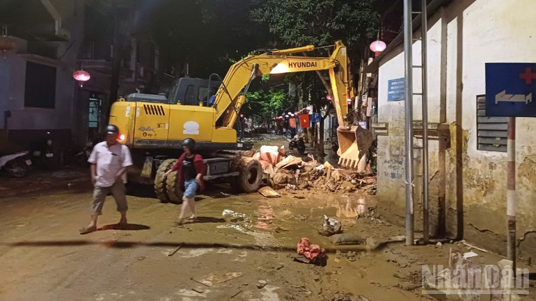 Phương tiện tham gia dọn dẹp sau ngập lụt. ndo_br_z7075757243309-0665b8cd22450f79e8954686ced487cd-8864.jpg