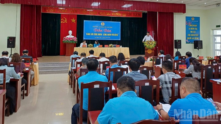 Đông đảo cán bộ công đoàn, người lao động tham dự diễn đàn. ndo_br_z6949812832739-88709c23198eb2442c8b63b2b3976aa6-7741.jpg