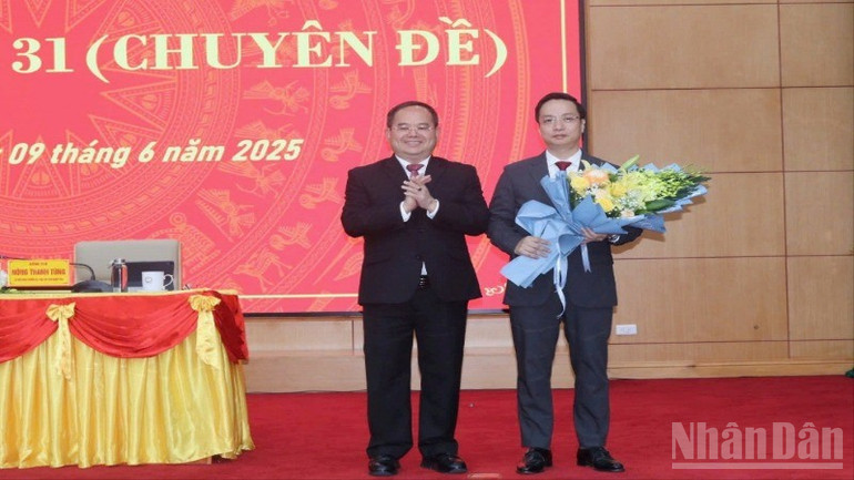 Bí thư Tỉnh ủy Cao Bằng Quản Minh Cường tặng hoa chúc mừng tân Chủ tịch Ủy ban nhân dân tỉnh Cao Bằng. ndo_br_z6686487030382-2b5af903b37d107cdaaa14362f978eab-4894.jpg