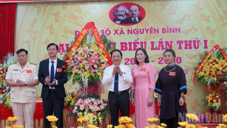 Đại tướng Trịnh Văn Quyết tặng hoa chúc mừng Đại hội Đảng bộ xã Nguyên Bình. ndo_br_z6881987339399-814986943f0e184df5204d00b4ac56a6-8494.jpg