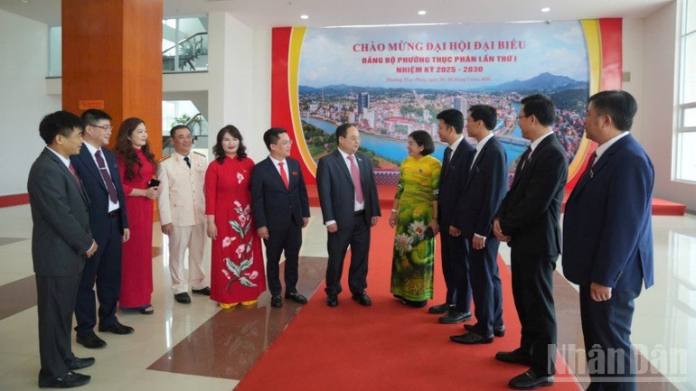 Bí thư Tỉnh ủy Cao Bằng Quản Minh Cường (giữa) trao đổi với đại biểu dự Đại hội Đảng bộ phường Thục Phán. ndo_br_z6835521470129-8a03decb76a39c944d879376cf50c469-7091.jpg