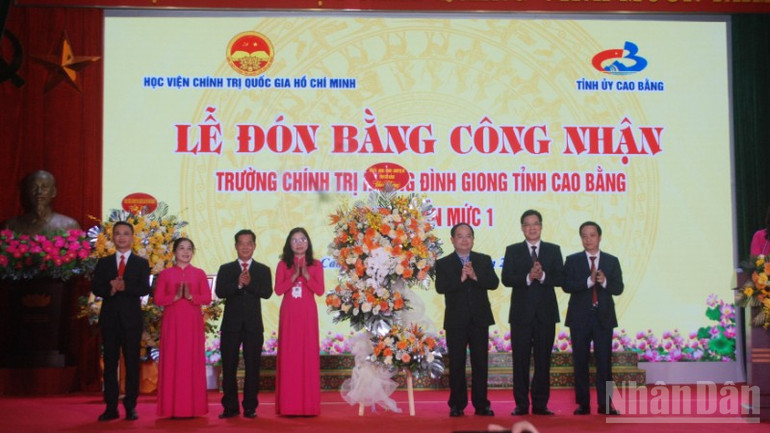 Lãnh đạo tỉnh Cao Bằng chúc mừng Trường chính trị Hoàng Đình Giong đạt chuẩn mức 1. ndo_br_dsc-0016-5317.jpg