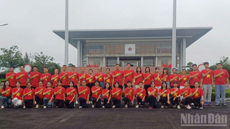 "Tổ quốc ở trong tim". ndo_br_z6911856668057-c66f2099a49db4f4991365b4d4a59efc-8750.jpg