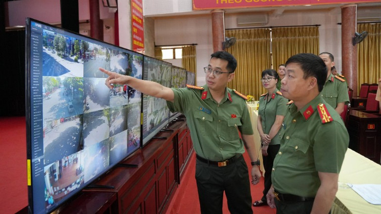 Đại tá Nguyễn Quang Vinh, Giám đốc Công an tỉnh Cao Bằng kiểm tra Trung tâm thông tin chỉ huy bảo đảm an ninh Đại hội Đảng bộ tỉnh Cao Bằng lần thứ 20. (Ảnh: Công an Cao Bằng) dsc08094-7498.jpg