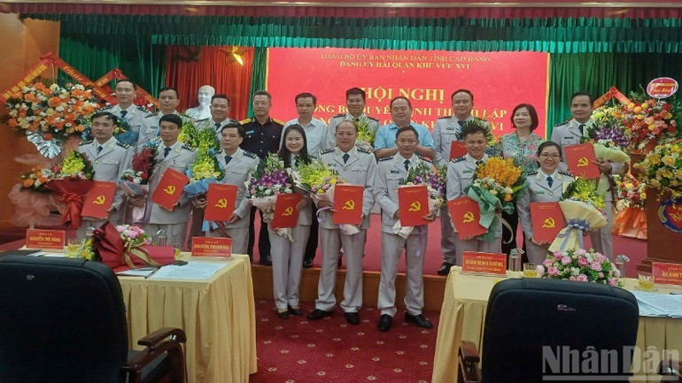 Lãnh đạo tỉnh Cao Bằng, Cục Hải quan Việt Nam trao quyết định và tặng hoa chúc mừng lãnh đạo Đảng bộ hải quan khu vực 16. z6833881522754-661dc2cb75425b834b37bfe4aa1951a7-2344.jpg