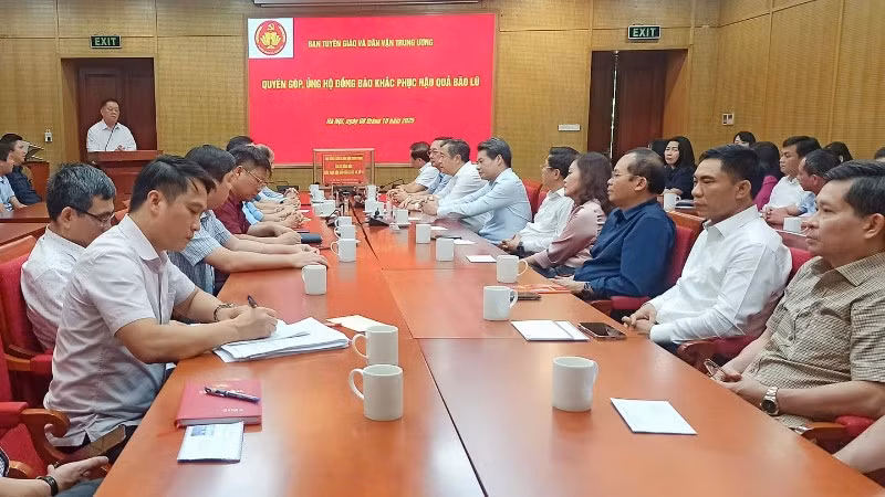 Quang cảnh tại buổi quyên góp, ủng hộ đồng bào khắc phục hậu quả bão lũ.