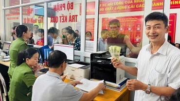 Người dân phấn khởi nhận quà Tết Độc Lập.