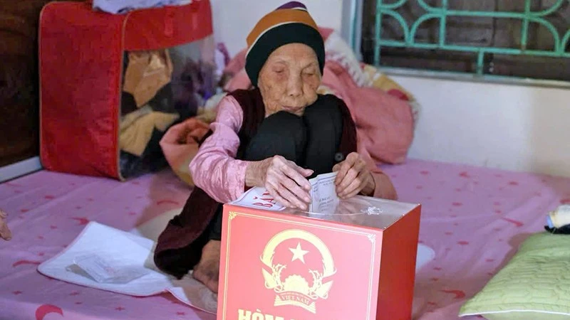 Xã Minh Châu Tổ Chức Bầu Cử Trang Trọng, Hỗ Trợ Cụ Già 100 Tuổi Thực Hiện Quyền Công Dân