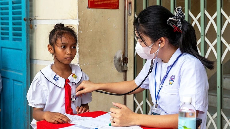 300 trẻ em Raglai khó khăn được khám sức khỏe miễn phí tại Cam Ranh